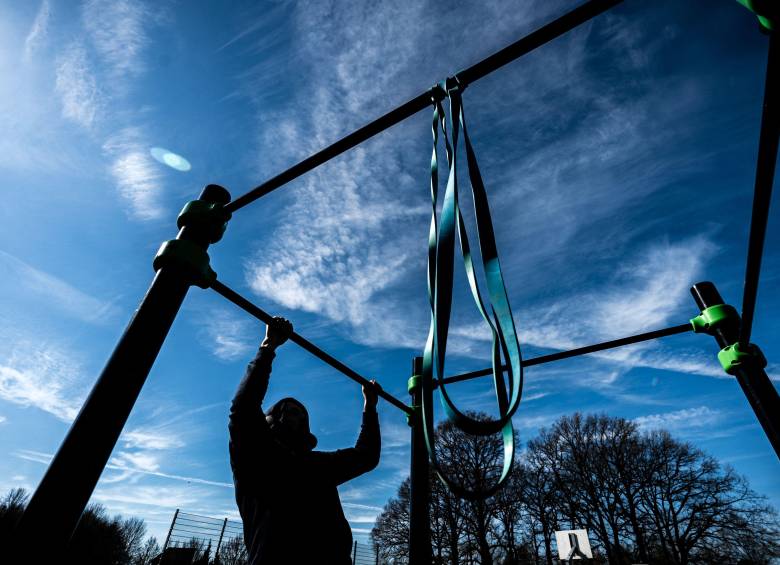 Anotar objetivos y dividirlos en acciones pequeñas es una de las estrategias más efectivas para sostener nuevos hábitos a largo plazo. FOTO AFP