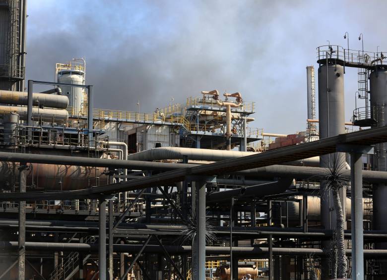 Sanciones al petróleo ruso dispararon los precios internacionales y tensaron la relación entre Occidente y Moscú. FOTO: XINHUA