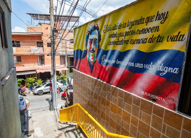 Por todo el barrio Pablo Escobar hay murales y fotografías alusivas al jefe del Cartel de Medellín. FOTOS jaime pérez