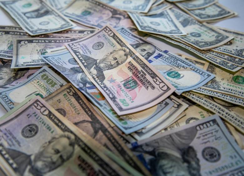 En Colombia, el precio promedio del dólar cerró con una leve subida frente a la TRM vigente. FOTO: CARLOS VELÁSQUEZ