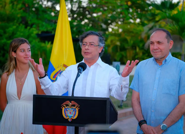 En la alocución pregrabada en la que se anunció el alza del salario mínimo para el año 2026, el presidente Gustavo Petro (centro) estuvo acompañado por su hija Antonela y el ministro del Trabajo Antonio Sanguino. FOTO Presidencia