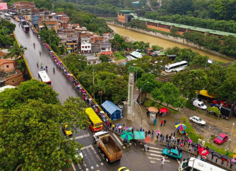 La no operación de las estaciones entre Tricentenario y Caribe tiene, por lo menos, afectadas a 200.000 personas. Foto: MANUEL SALDARRIAGA QUINTERO.