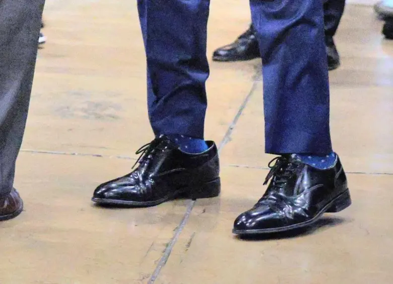Redes viralizan la forma cómo Marco Rubio luce unos zapatos con una talla más grande. Foto: redes sociales