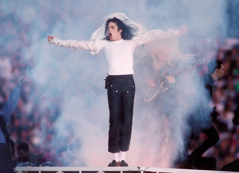 Michael Jackson durante su presentación en el Super Bowl de 1993. FOTO Archivo