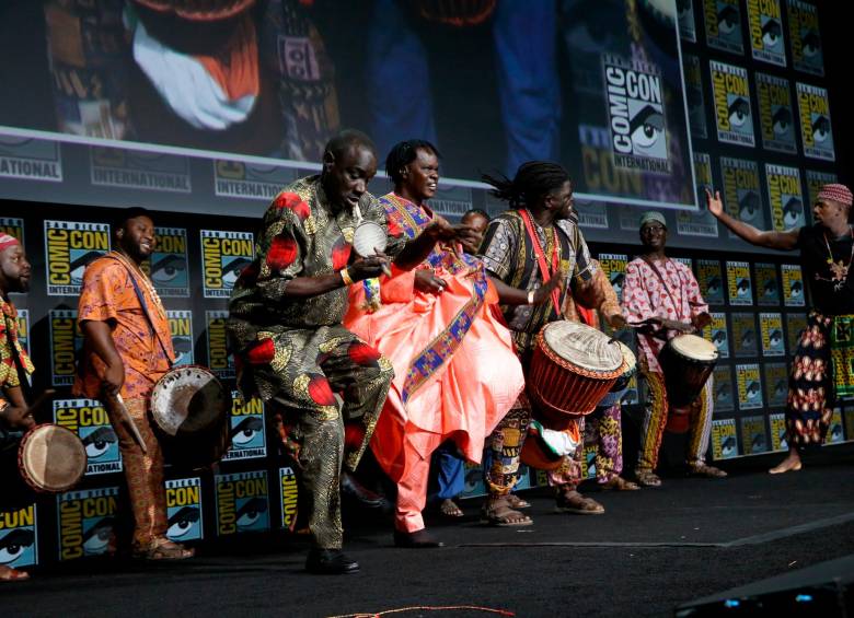 Música y danza africanas para homenajear a Chadwick Boseman, el actor que interpretó a Pantera Negra y falleció de cáncer en 2020. FOTO Cortesía Disney.