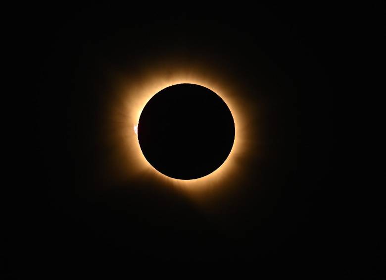 La corona solar, la capa más externa del Sol, se hizo visible durante los menos de dos minutos que duró la fase de totalidad del eclipse en las zonas más favorecidas de España. FOTO GETTY