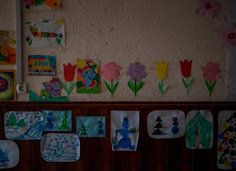 La escuela que era usada como refugio se derrumbó tras el ataque ruso. FOTO DE REFERENCIA: EFE.
