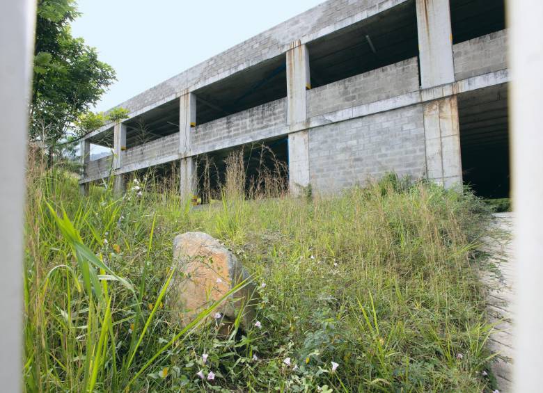Estos son los parqueaderos del hospital, que ya están terminados y no los han entregado. 