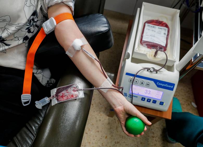 El procedimiento dura 10 minutos y de la sangre y hemocomponentes donados se benefician hasta 4 personas. FOTO: ESTEBAN VANEGAS