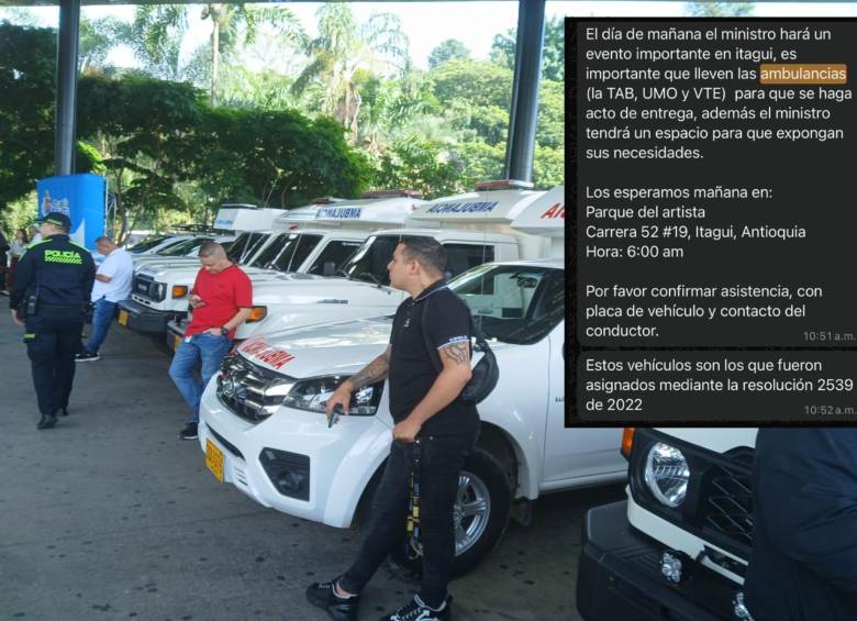 Adelante, uno de los mensajes enviados a los convocados al evento del Ministerio de Salud. Atrás, algunas de las ambulancias “entregadas” en Itagüí. FOTO: Cortesía.
