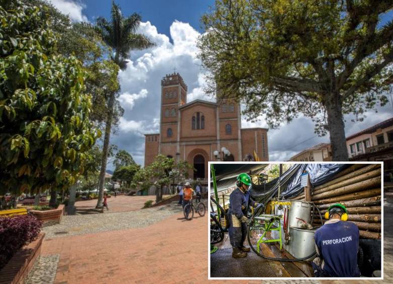 Adelante, obreros de Quebradona en Jericó. Atrás, parque de este municipio del Suroeste. Foto: Camilo Suárez y Juan Sánchez Ocampo