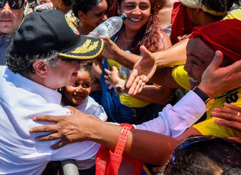 El presidente compartiendo con el pueblo raizal de San Andrés. FOTO: FOTO: Twitter @infopresidencia