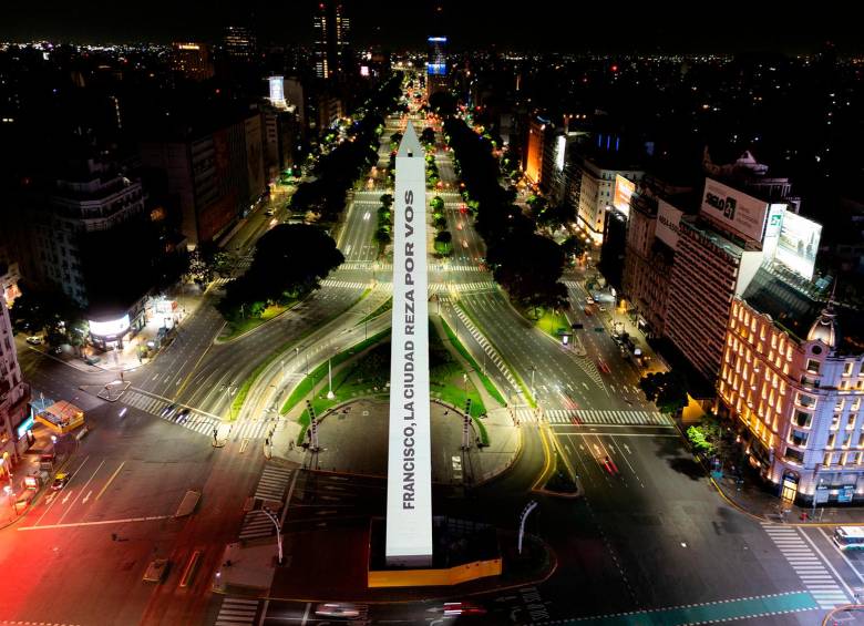 Obelisco iluminado con la imagen del papa Francisco en Buenos Aires. El papa Francisco, hospitalizado debido a una neumonía bilateral, sigue en estado crítico pero muestra una “ligera mejoría”, anunció el Vaticano. Foto: AFP