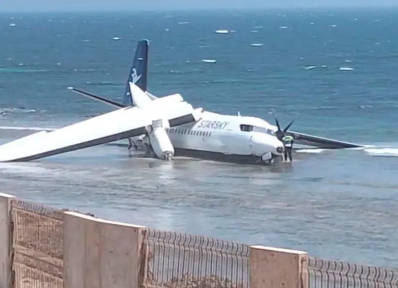 Así quedó el avión de la aerolínea somalí Starsky Airline tras el impacto en la playa. FOTO: Tomada de X @aviationbrk