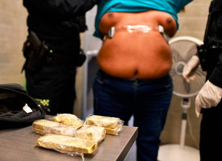 El capturado llevaba adheridos a su cuerpo cinco de estos lingotes de oro con el objetivo de evadir los operativos judiciales en el terminal aéreo Olaya Herrera de Medellín. FOTO CORTESÍA - POLICÍA METROPOLITANA