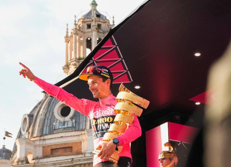 Primoz Roglic, que tiene 33 años, ganó su primer Giro de Italia y consiguió su cuarto campeonato en las grandes del ciclismo (ganó La Vuelta a España de 2019, 2020, 2021). FOTO: TOMADA DEL TWITTER DE @rogla