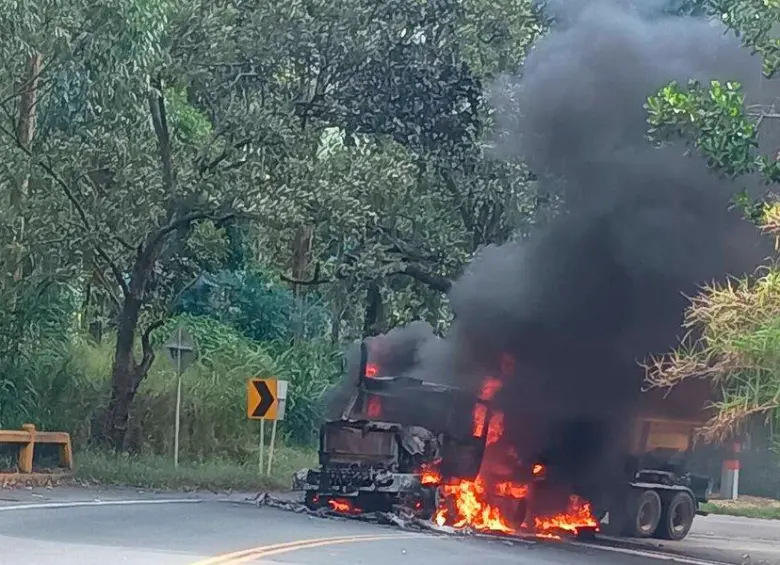 El conductor logró salir ileso del hecho. Fue necesaria la presencia de bomberos de tres municipios para controlar la situación. FOTO: CORTESÍA