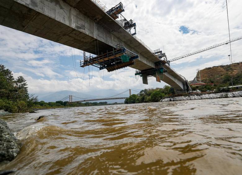 El nuevo puente tiene una extensión de 426 metros y permitirá el empalme de las vías 4G entre los valles del Occidente y del Aburrá. FOTO manuel saldarriaga