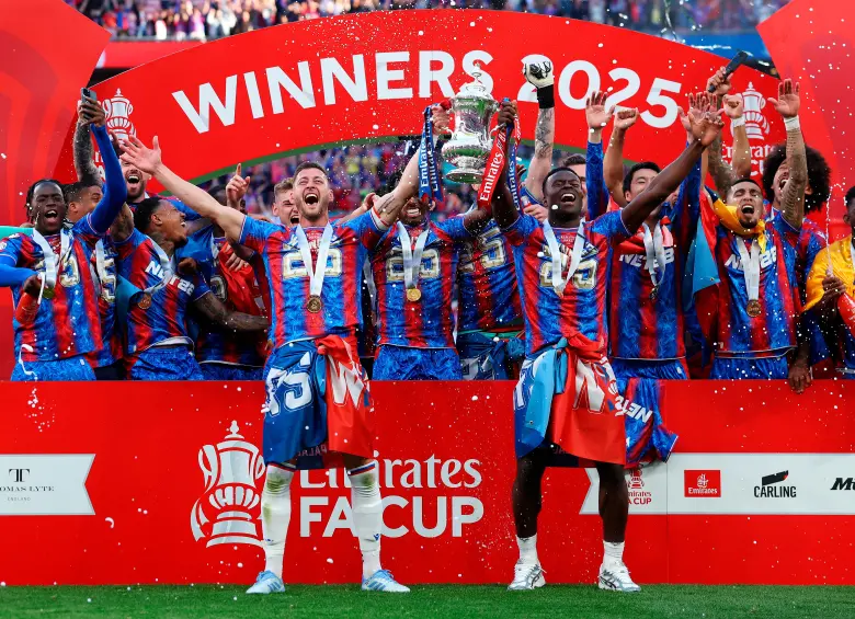El Crystal Palace, con una grata actuación de Daniel Muñoz y Jéfferson Lerma durante la temporada, logró alzar un título por primera vez en la primera división en Inglaterra. FOTO GETTY