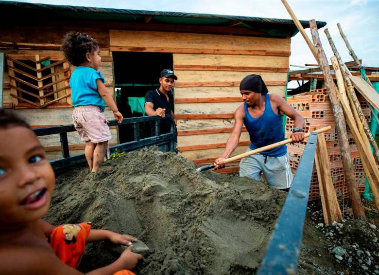 Por suerte, los pobladores son trabajadores informales y los trabajos informales son casi siempre los que se hacen con las manos, así que ellos mismos han levantado sus casas. Foto: Camilo Suárez Echeverry