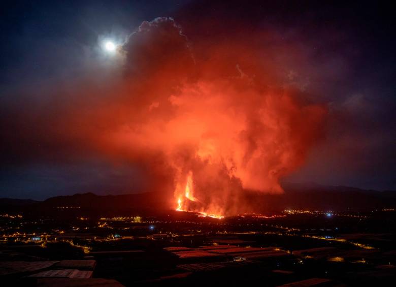 El Volcán de la palma ahora tiene dos bocas de lava. FOTO: GETTY