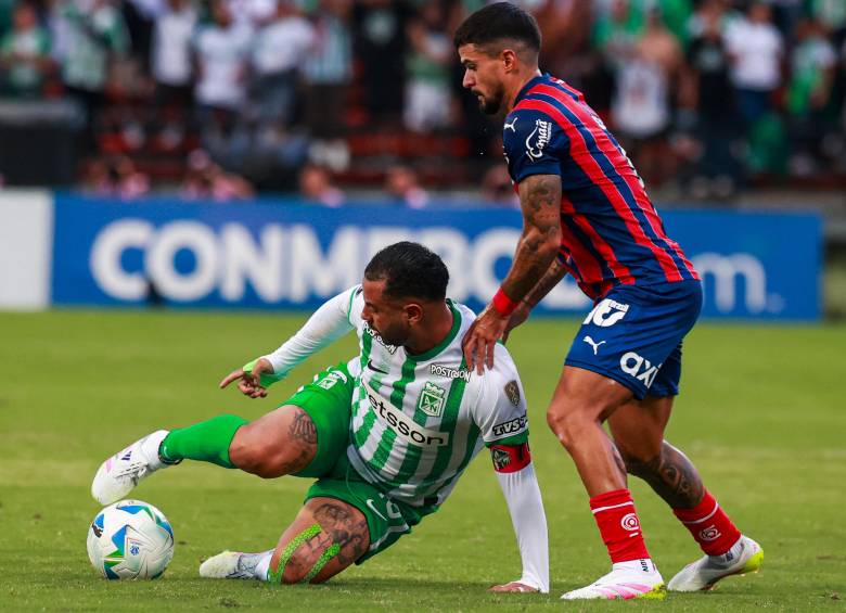 La victoria fue celebrada con euforia por la hinchada verdolaga, que llenó las tribunas del Atanasio y acompañó al equipo con cánticos y apoyo incondicional. Foto: Manuel Saldarriaga Quintero.