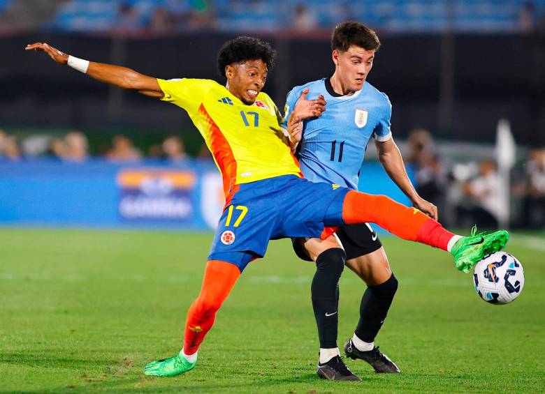 Johan Mojica de Colombia y Facundo Pellistri de Uruguay disputan el balón durante el partido de clasificación sudamericana entre Uruguay y Colombia en el Estadio Centenario. FOTO: GETTY 