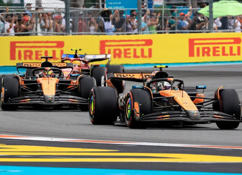Lando Norris fue escoltado en el esprint por Oscar Piastri y Lewis Hamilton. FOTO: AFP