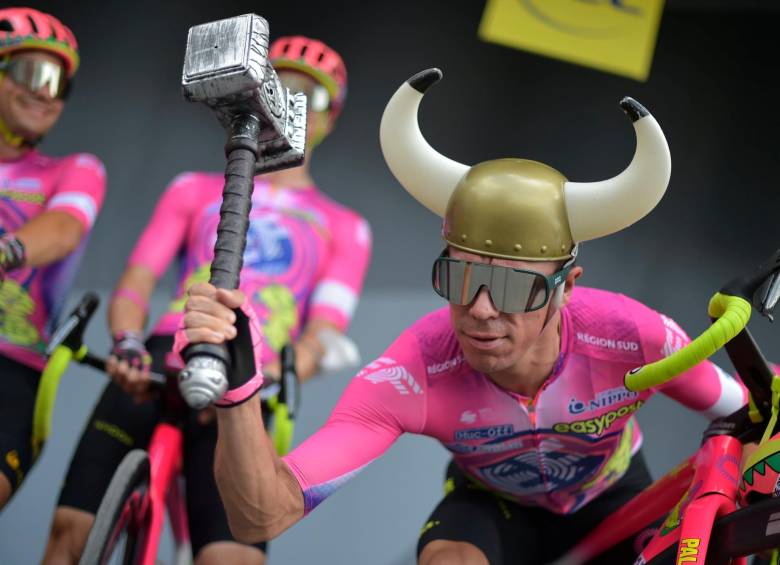 La imagen del ciclista antioqueño Rigoberto Urán, quien quiso rendirles un homenaje a los daneses, al llegar a la etapa 3 del Tour de Francia con un disfraz de vikingo. FOTO @LeTour