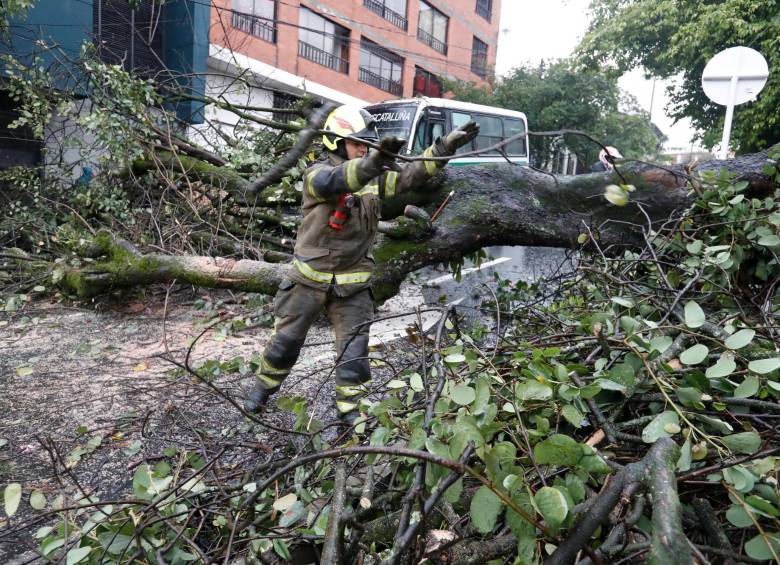 El agua se vino con toda en Medellín: vías inundadas en cuatro comunas