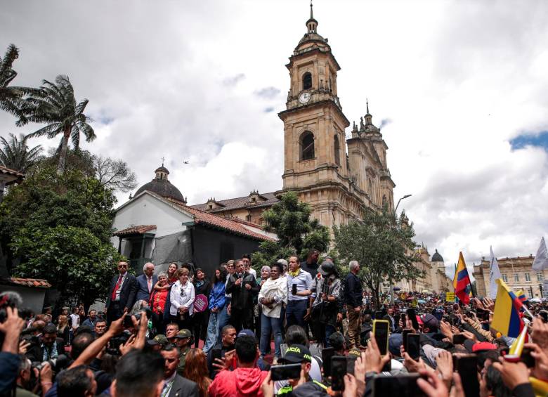 Gustavo Petro cambió el balcón de la Casa de Nariño por la carrera séptima, junto a la Plaza de Bolívar, en Bogotá, para hablarle a sus seguidores. FOTO COLPRENSA