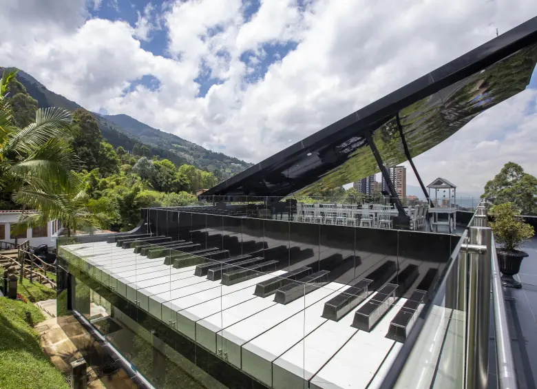 La tapa del piano, convertida en azotea y mirador sobre Medellín, es el escenario donde Musicreando celebra este junio sus primeros diez años en Las Palmas. FOTO EL COLOMBIANO