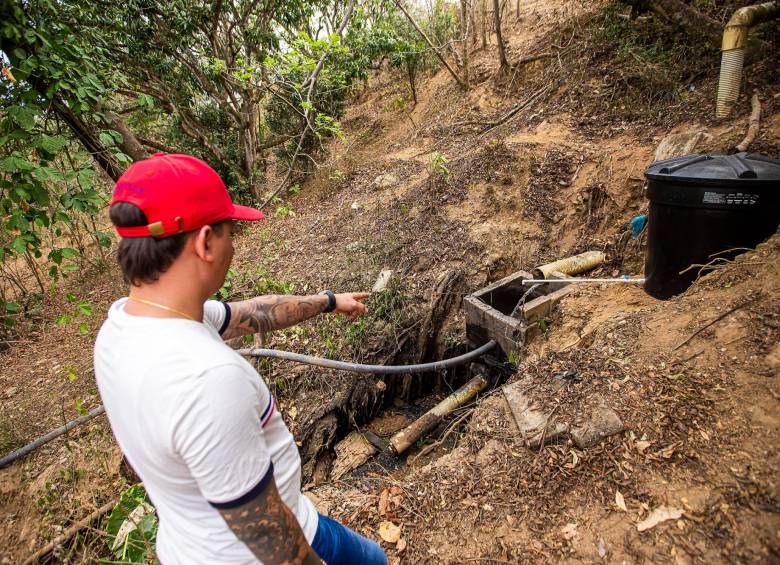 La salida a cielo abierto de las aguas negras contamina los suelos de los predios vecinos y también atrae bichos que pueden ocasionar enfermedades, denuncian los ciudadanos del sector. FOTO carlos velásquez