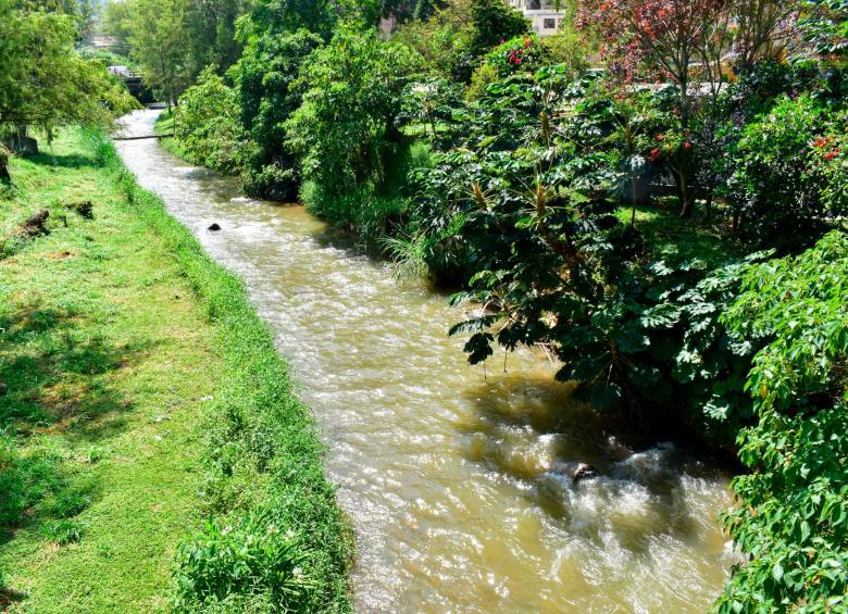 Con la intervención, que estaría concluyéndose a mediados de 2026, se busca frenar los vertimientos sobre el río Medellín a la altura de los municipios de Caldas y La Estrella. FOTO: CORTESÍA EPM