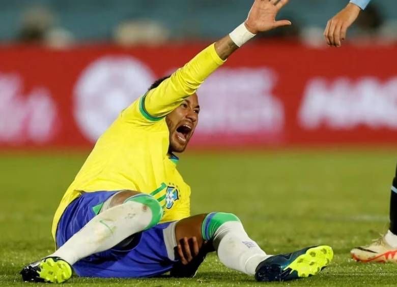 Momento en el que Neymar se lesionó contra Uruguay. FOTO: AFP