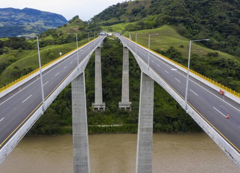 Después de seis años de trabajos y diseños, ayer se inauguró de forma oficial el proyecto Pacífico 2, una vía de doble calzada también conocida como La Ruta del Suroeste. FOTO Manuel Saldarriaga