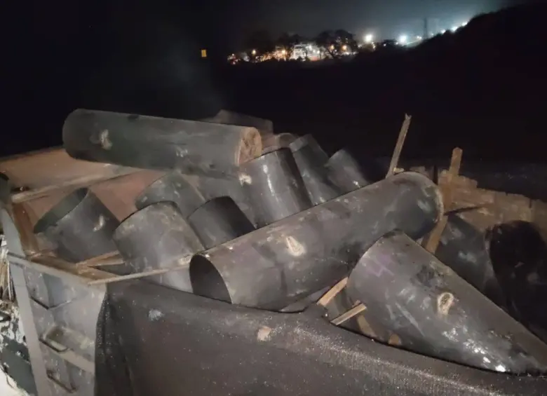 La volqueta desde donde se habrían lanzado los explosivos contra la unidad militar. Foto: redes sociales