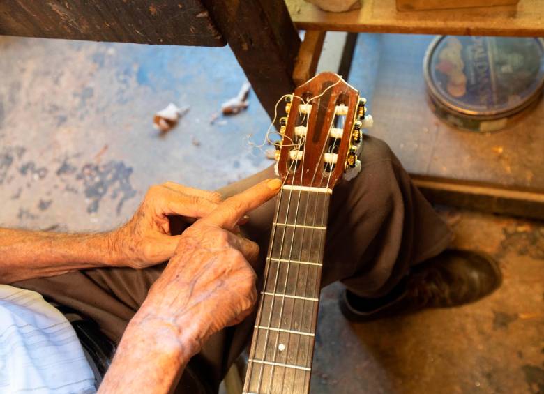 El estudio de León Vargas, el luthier de Aranjuez
