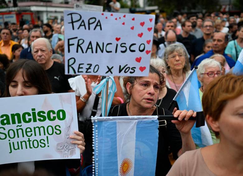 En diferentes países, se han organizado misas y encuentros de oración para pedir por la salud del Santo Padre. El pontífice, de 88 años, lleva dos semanas hospitalizado por una neumonía, lo que ha generado preocupación en la comunidad católica y en el mundo entero. Foto: AFP