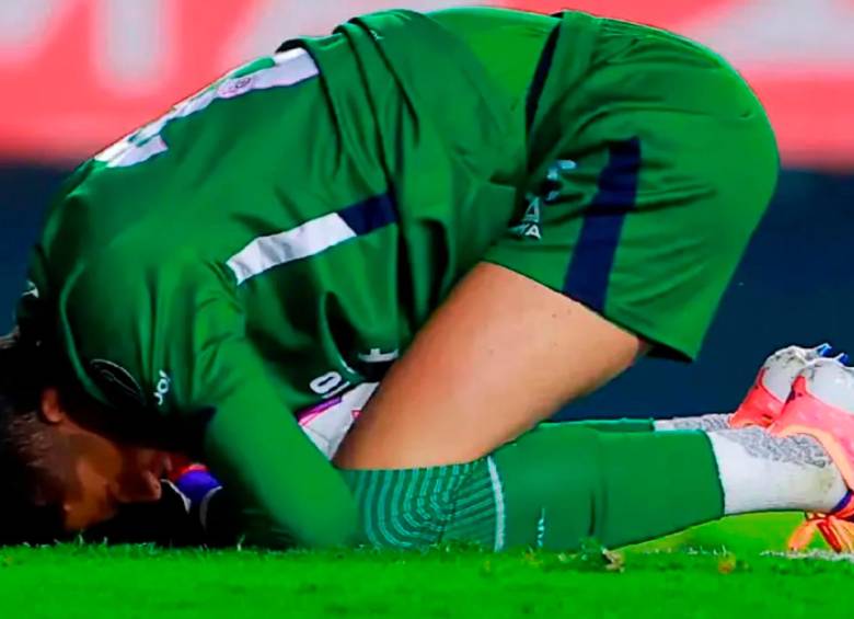 El arquero colombiano Kevin Mier fue operado de una fractura de tibia que sufrió en el partido entre Cruz Azul, su equipo, y Pumas de México. Foto: Getty