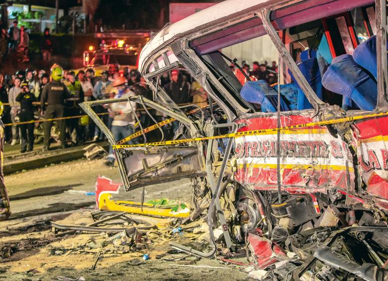 La fuerza del impacto destrozó un bus intermunicipal que se desplazaba por la autopista. FOTO: ESNEYDER GUTIÉRREZ
