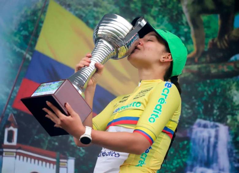 Stefanía Sánchez, la ciclista más aplaudida en el Tour Femenino, en el que además reinó en la clasificación de la montaña. FOTO CORTESÍA FEDECICLISMO