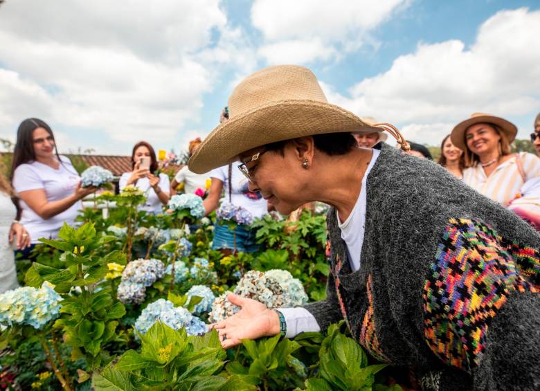 Mujeres del colectivo sumergiéndose en la cultura de las flores y las silletas. FOTO: Camilo Suárez