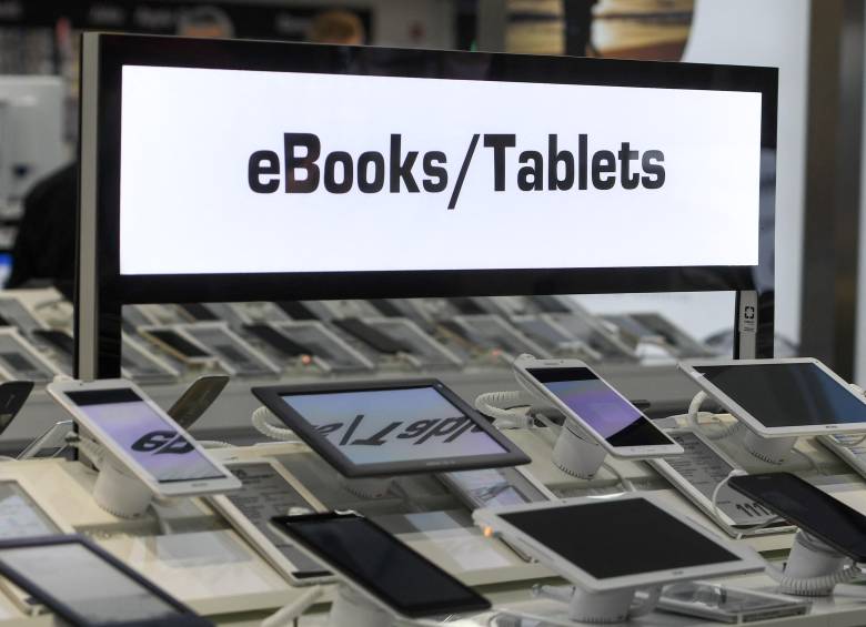 No fueron las tablets, el PC o dispositivos especializados. El celular se convirtió en la biblioteca de bolsillo que nadie había planeado. FOTO AFP