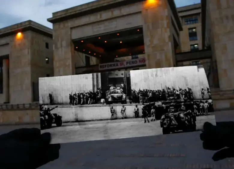 Comparación del momento de la toma del Palacio de Justicia con la realidad. FOTO: Colprensa