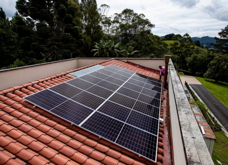Casa en El Retiro, Antioquia, que cuenta con un sistema de 6,88 kWp, montado por 16 paneles solares de 430W y 4 microinversores. No tiene baterías y vende sus excedentes de energía a la red. FOTO Jaime Pérez