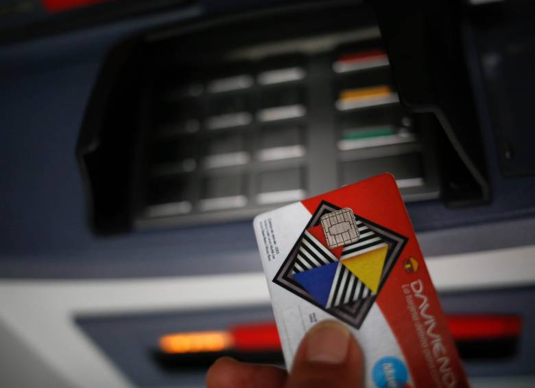 Las tarjetas de crédito premium ofrecen beneficios como acceso a salas VIP, seguros de viaje y acumulación de millas, pero su aprobación depende del perfil financiero del solicitante. FOTO COLPRENSA