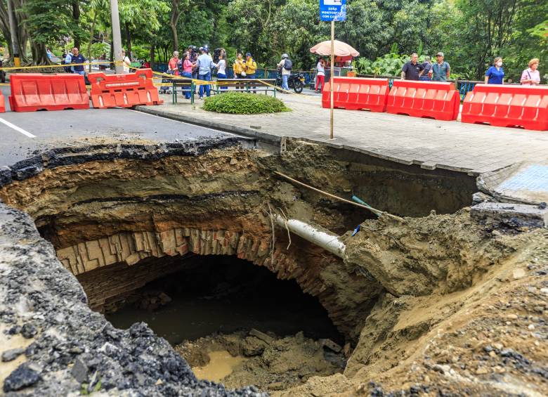 Así quedó el hueco producido por una socavación en la Avenida de El Poblado. Foto: Andrés Camilo Suárez Echeverry