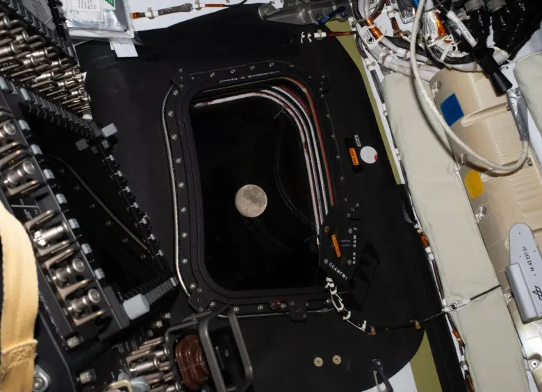 Orión y los cuatro humanos a bordo entraron en la esfera de influencia lunar a las 12:37 a. m. EDT del 6 de abril, al final del quinto día de su misión. Esto marcó el punto en el que la gravedad de la Luna ejercía una atracción mayor sobre la nave espacial que la de la Tierra. Foto: NASA