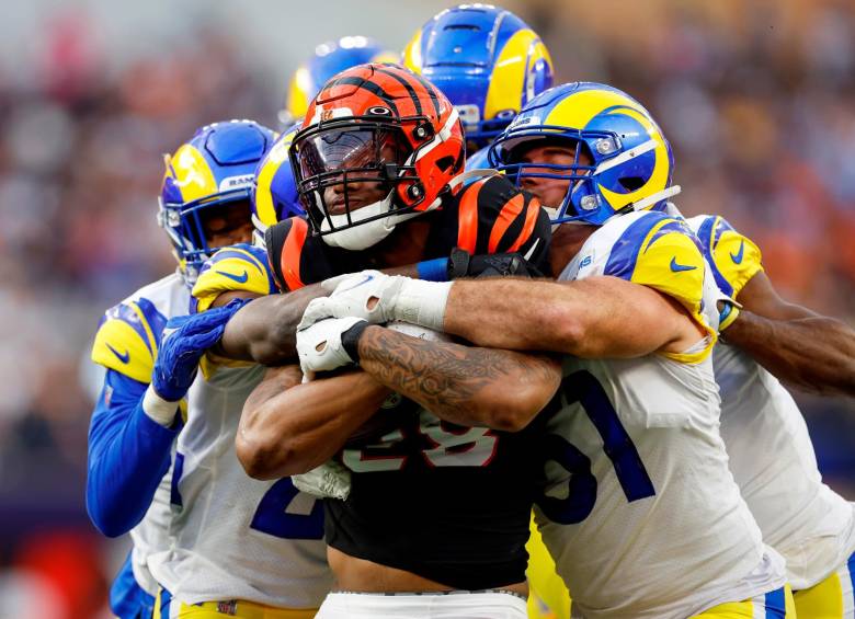 El corredor Joe Mixon (centro) de los Cincinnati Bengals es abordado durante la primera mitad del Super Bowl LVI en el estadio SoFi de Inglewood, California. FOTO EFE 